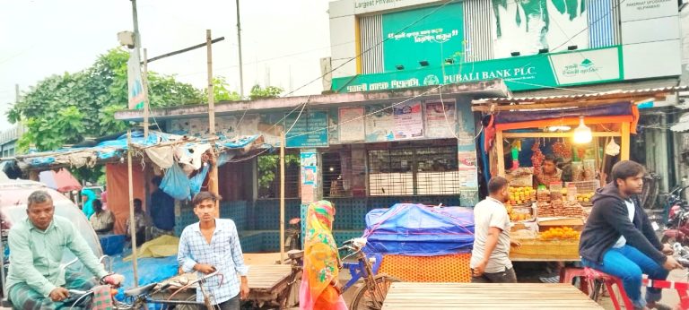 খানসামায় যাত্রীছাউনি দখল করে চলছে অবৈধ দোকানপাট