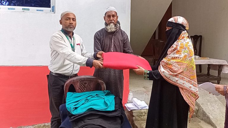 মুন্সীগঞ্জে শীতার্ত ও দুস্থ্যদের মাঝে কম্বল বিতরণ