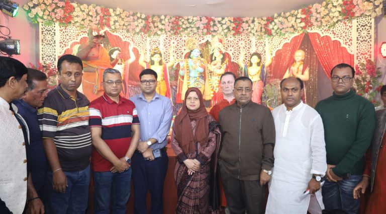 মুন্সীগঞ্জে শ্রী শ্রী তারকব্রহ্ম মহাযজ্ঞ মহোৎসব পরিদর্শনে জেলা প্রশাসক