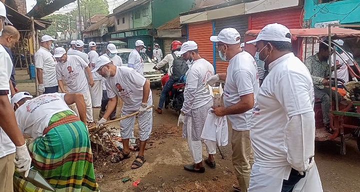 ঐতিহ্যবাহী মুন্সিরহাট বাজারে পরিষ্কার-পরিচ্ছন্নতা অভিযান