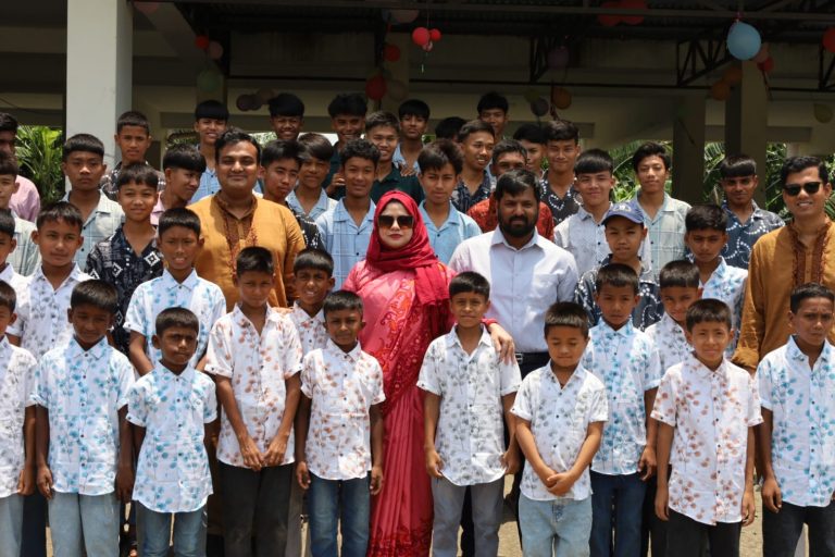 শিশুদের সঙ্গে ঈদের আনন্দ ভাগ করলেন মুন্সীগঞ্জের জেলা প্রশাসক