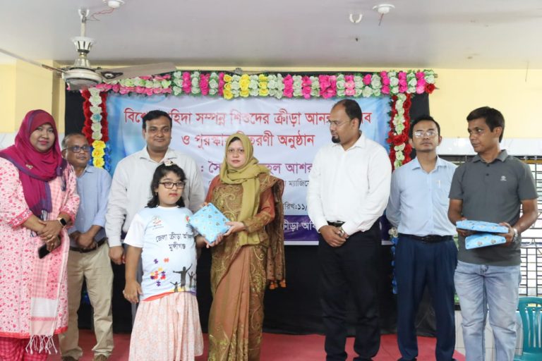 পলক অটিজম স্কুল পরিদর্শনে জেলা প্রশাসক, বিশেষ চাহিদাসম্পন্ন শিশুদের মাঝে উপহার বিতরণ