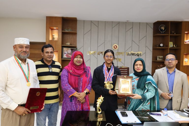 ১০ স্বর্ণ, ১ রৌপ্য ও ৪ জাতীয় রেকর্ড: কৃতি সাঁতারু ফাতিহা মাহতাব মাইশাকে জেলা প্রশাসকের সংবর্ধনা
