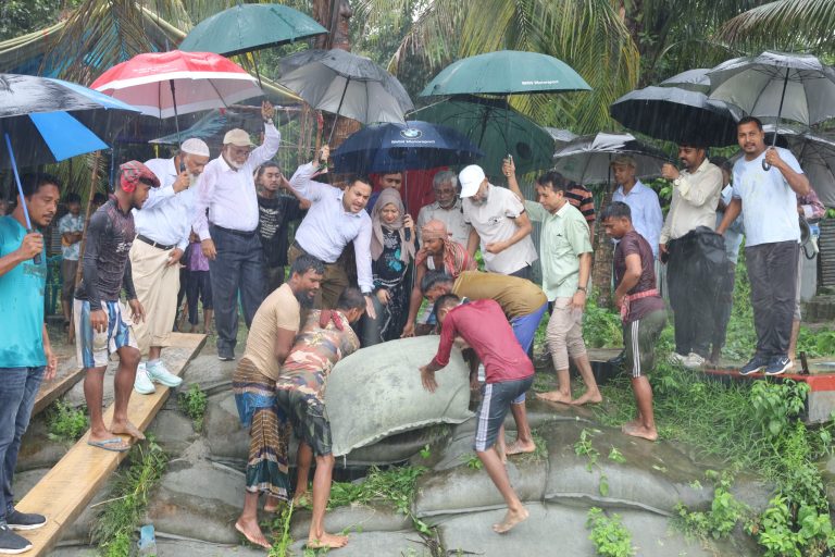 মুন্সীগঞ্জে নদীভাঙন কবলিত এলাকা পরিদর্শনে এমপি কামরুজ্জামান রতন ও জেলা প্রশাসক