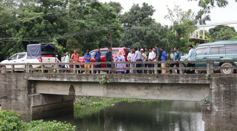 গজারিয়ার হোসেন্দী খাল পরিদর্শনে জেলা প্রশাসক, জলাবদ্ধতা নিরসনে দ্রুত ব্যবস্থা নেওয়ার নির্দেশ